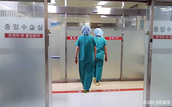 서울의 한 상급종합병원 수술실 안으로 의료진이 들어가고 있다. 쿠키뉴스 자료사진