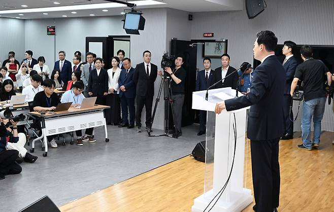 장동혁 국민의힘 대표가 26일 서울 영등포구 국민의힘 중앙당사에서 취임 1주년 기자회견을 하고 있다.