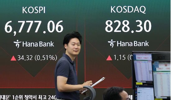 26일 서울 중구 하나은행 딜링룸 전광판에 코스피, 코스닥 지수가 표시돼 있다. (연합뉴스)