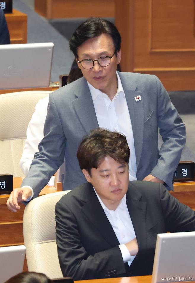 (서울=뉴스1) 신웅수 기자 = 김민석 더불어민주당 대표가 20일 서울 여의도 국회에서 열린 제438회국회(임시회) 제1차 본회의에서 이준석 개혁신당 대표를 지나치고 있다. 2026.8.20/뉴스1  Copyright (C) 뉴스1. All rights reserved. 무단 전재 및 재배포,  AI학습 이용 금지. /사진=(서울=뉴스1) 신웅수 기자