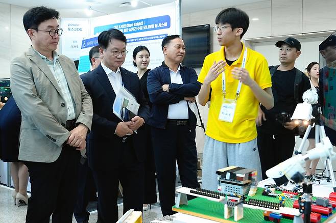포스코DX 전국 청소년 AI 창의 경진대회에서 심민석(왼쪽에서 두 번째) 포스코DX 사장과 전문가 심사위원단이 AI 안전관제 시스템 시연을 보고 있다.[포스코DX 제공]