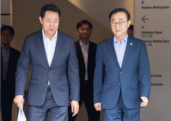 김윤덕(오른쪽) 국토교통부 장관과 오세훈 서울시장이 26일 오전 서울 중구 달개비에서 용산공원 주택공급 관련 회동을 마치고 회담 장소를 나서고 있다. 윤창빈 기자