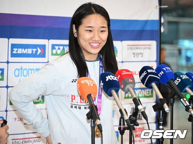 [OSEN=인천공항, 조은정 기자]2026 세계배드민턴연맹(BWF) 세계선수권대회를 마친 대한민국 배드민턴 대표팀이 25일 인천국제공항을 통해 귀국했다.대표팀은 세계선수권대회에서 금메달 2개와 동메달 1개를 수확하며 종합 1위에 올랐다.여자 단식에서 금메달을 딴 안세영이 인터뷰를 하고 있다. 2026.08.25 /cej@osen.co.kr