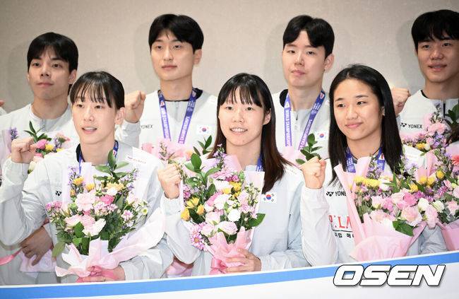 [OSEN=인천공항, 조은정 기자]2026 세계배드민턴연맹(BWF) 세계선수권대회를 마친 대한민국 배드민턴 대표팀이 25일 인천국제공항을 통해 귀국했다.대표팀은 세계선수권대회에서 금메달 2개와 동메달 1개를 수확하며 종합 1위에 올랐다.여자 단식 금메달 안세영(오른쪽)과 이소희(왼쪽), 백하나가 포즈를 취하고 있다.. 2026.08.25 /cej@osen.co.kr
