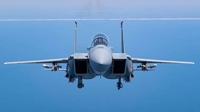 미 공군의 최신 전투기 F-15EX 이글 II가 비행하고 있다. 폴란드는 추가 전투기 전력 확충을 검토하는 과정에서 F-15EX도 후보 가운데 하나로 살펴본 바 있다. 미 공군 제공