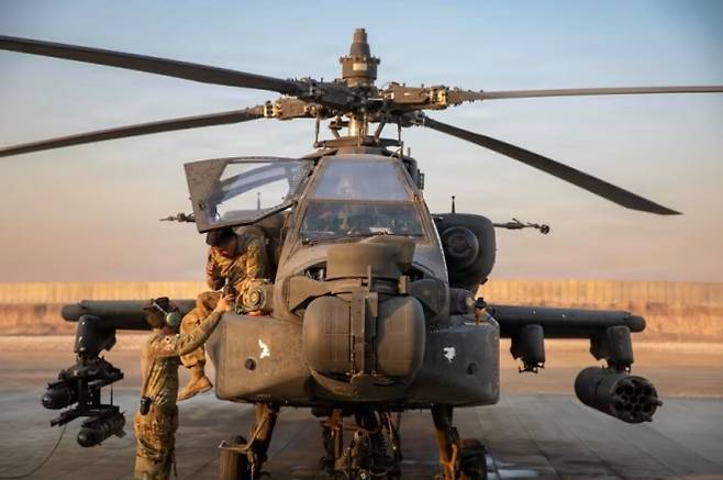 미 육군의 AH-64E 아파치 공격헬기. 폴란드는 2024년 AH-64E 96대 도입 계약을 체결하며 세계 최대 규모의 해외 아파치 고객이 됐다. 미 육군 제공