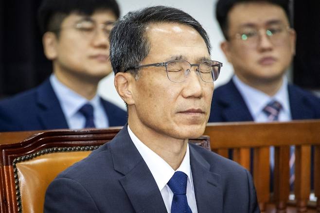 정보위 출석한 경찰청장 직무대행 유재성 경찰청장 직무대행이 26일 오전 국회에서 열린 정보위원회 전체회의에 출석해 회의 시작을 기다리면서 잠시 눈을 감고 있다. 국회사진기자단