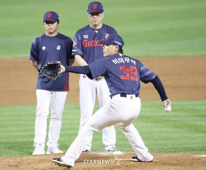 2026 신한 SOL KBO리그 두산 베어스 대 롯데 자이언츠 경기가 21일 서울 잠실야구장에서 열렸다. 롯데 이이무라가 역투하고 있다. /사진=김진경 kim.jinkyung@