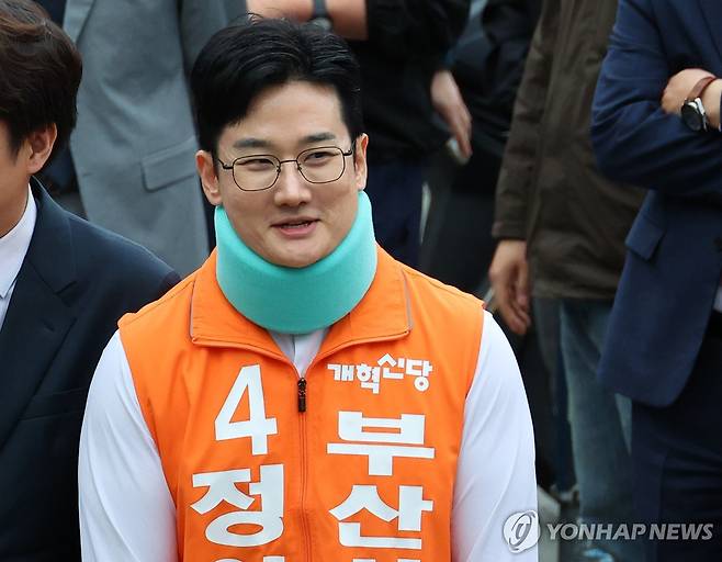 정이한 깁스 유세 정이한 개혁신당 부산시장 후보가 지난 6·3 지방선거를 앞두고 4월 29일 부산 구포시장에서 목에 깁스를 하고 선거 유세를 하는 모습[촬영 손형주]