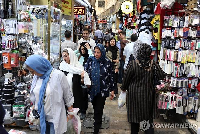 이란 수도 테헤란에서 시장을 지나는 시민들 [EPA=연합뉴스. 재판매 및 DB 금지]