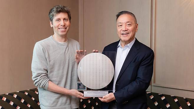할라페뇨 웨이퍼를 들어 보이는 샘 올트먼과 혹 탄 브로드컴 CEO [오픈AI 웹사이트 캡처. 재판매 및 DB 금지]