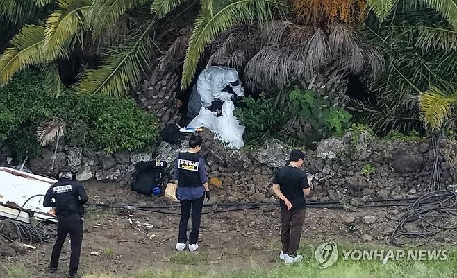 실종 장미란씨 시신 발견 (제주=연합뉴스) 박지호 기자 = 경찰이 24일 제주시 한림읍 수원리의 한 야자수농장에서 수개월 전 실종됐던 장미란씨 시신을 발견해 현장 감식을 진행하고 있다. 2026.8.24 jihopark@yna.co.kr