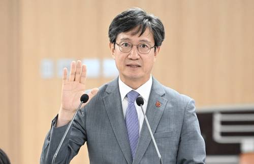 선서하는 이창흠 제주도 기후경제부지사 후보자     (제주=연합뉴스) 26일 제주도의회 의원회관 대회의실에서 열린 인사청문회에서 이창흠 제주도 기후경제부지사 후보자가 선서하고 있다. 2026.8.26 [제주도의회 제공, 재판매 및 DB 금지]