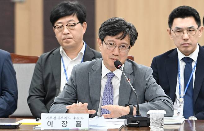 답변하는  이창흠 제주도 기후경제부지사 후보자     (제주=연합뉴스) 26일 제주도의회 의원회관 대회의실에서 열린 인사청문회에서 이창흠 제주도 기후경제부지사 후보자가 의원들의 질문에 답변하고 있다. 2026.8.26 [제주도의회 제공, 재판매 및 DB 금지]