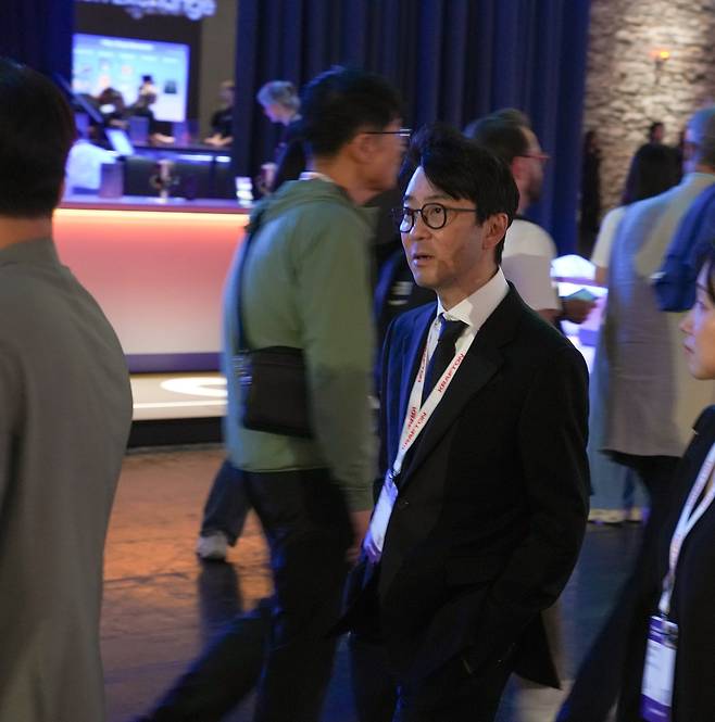 게임스컴 전시장 둘러보는 크래프톤 김창한 최고경영자(CEO)     (쾰른=연합뉴스) 김주환 기자 = 크래프톤 김창한 최고경영자(CEO)가 26일(현지시간) 독일 쾰른에서 개막한 게임스컴 2026 부스를 둘러보고 있다. 2026.8.26 jujuk@yna.co.kr