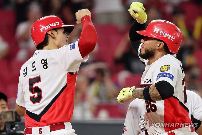 카스트로 '김도영과 만루홈런 세리머니' (전남광주=연합뉴스) 조남수 기자 = 26일 광주기아챔피언스필드에서 열린 프로야구 롯데 자이언츠와 KIA 타이거즈의 경기. KIA 카스트로가 7회말 1사 만루에서 홈런을 친 뒤 홈인하며 김도영과 세리머니하고 있다. 2026.8.26 iso64@yna.co.kr