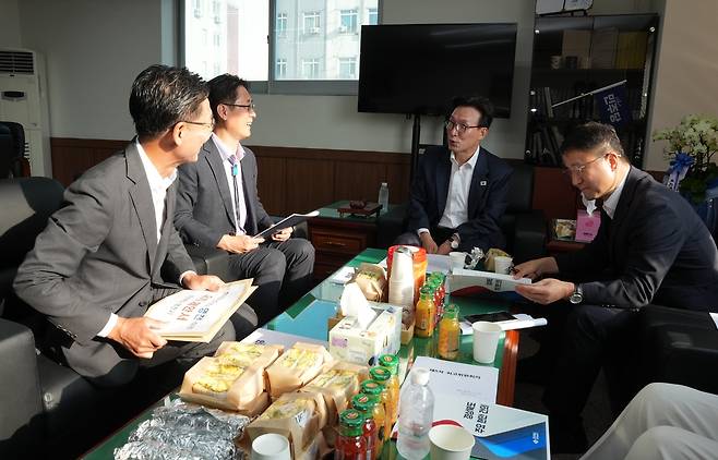 26일 황명석 경상북도 행정부지사와 김병삼 영천시장이 더불어민주당 김민석 대표를 만나 한국마사회 본사 이전이 단순한 공공기관 유치를 넘어 국가 균형발전과 국내 말산업의 새로운 성장동력을 확보하기 위한 국가적 과제라는 점을 강조했다. /영천시 제공