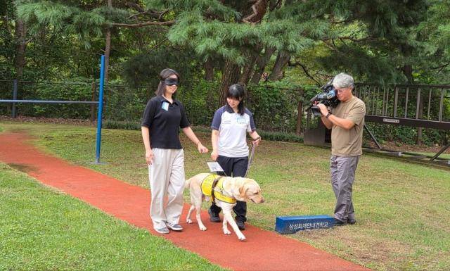 27일 경기도 용인 삼성화재 안내견학교에서 체험자가 안내견의 안내를 받고 있다. [사진=김지윤 기자]