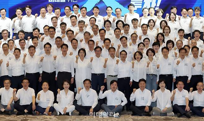 [이데일리 방인권 기자] 김민석 더불어민주당 대표와 한병도 원내대표를 비롯한 국회의원들이 27일 인천 인스파이어호텔에서 열린 ‘더불어민주당, 2026년 정기국회 대비 국회의원 워크숍’에서 기념촬영을 하고 있다.