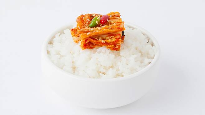 요거트나 김치와 달리 통콩을 발효해 유익균과 식이섬유를 함께 공급하는 청국장은 장내 미생물 환경 개선에 효과적이며, 살아있는 균을 보존하려면 불을 끄기 직전에 풀어 넣어야 영양 손실을 막을 수 있다|출처: 클립아트코리아