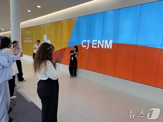 경기 파주시 CJENM 스튜디오 센터에서 2026 'K-브랜드' 글로벌 캠프 참가자들이 기념사진을 찍고 있다. ⓒ 뉴스1 황두현 기자