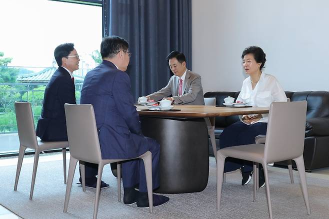 박근혜 전 대통령이 지난 19일 대구 달성군 유가읍 사저를 찾은 정점식 국민의힘 원내대표를 접견하고 있다. /국민의힘