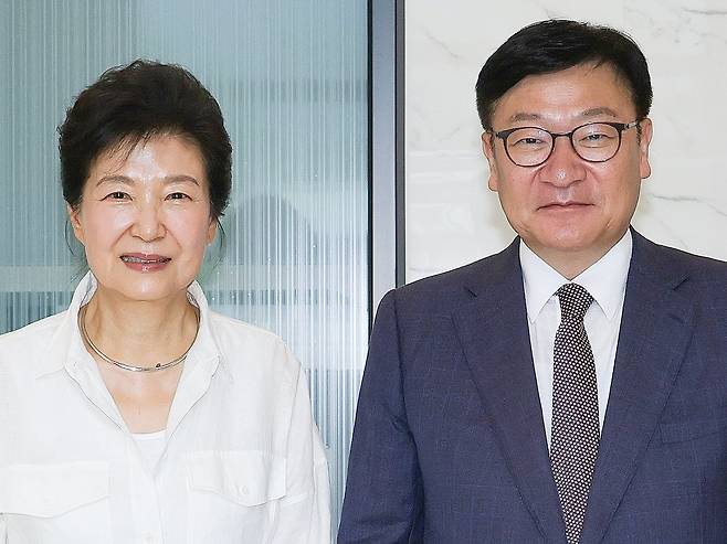 (대구=뉴스1) = 정점식 국민의힘 원내대표가 19일 대구 달성군 박근혜 전 대통령 사저를 찾아 박 전 대통령을 예방하고 있다. (국민의힘 제공. 재판매 및 DB 금지) 2026.8.19/뉴스1