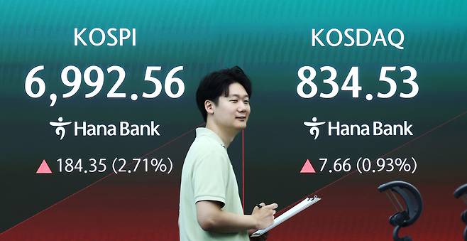 27일 오전 서울 중구 하나은행 딜링룸 전광판에 코스피 등 개장 시황이 나오고 있다. /뉴스1