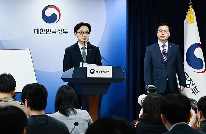 김정관 산업통상부 장관이 14일 오후 서울 종로구 정부서울청사 합동브리핑룸에서 한미 전략적 투자에 관한 양해각서 서명과 관련하여 기자단에게 브리핑을 하고 있다. (산업통상자원부 제공) 2025.11.14