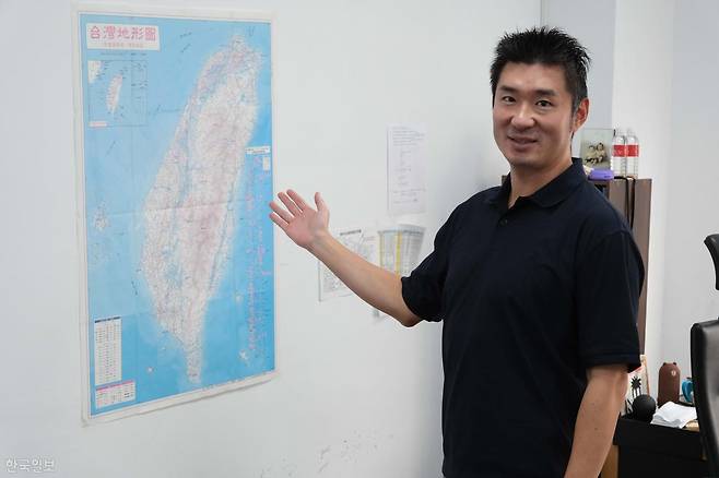 7월 20일 대만 가오슝 난쯔산업단지 입주 반도체 후공정 기업인 달마전자 공장에서 박창규 달마전자 사장이 한국일보에 이주노동자에 대해 설명하고 있다. 가오슝=나광현 기자