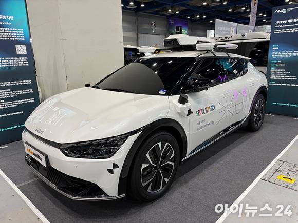 27일 서울 강남구 코엑스에서 열린 '2026 자율주행모빌리티 산업전'에 서울 강남 일대에서 운행 중인 카카오모빌리티의 자율주행 택시가 전시돼 있다. [사진=정유림 기자]