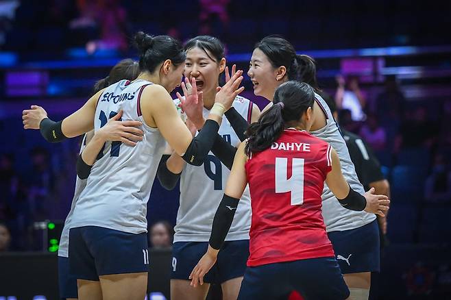 27일 열린 아시아선수권 8강에서 태국에 0-3으로 져 탈락한 한국 여자 배구 대표팀. 사진 국제배구연맹