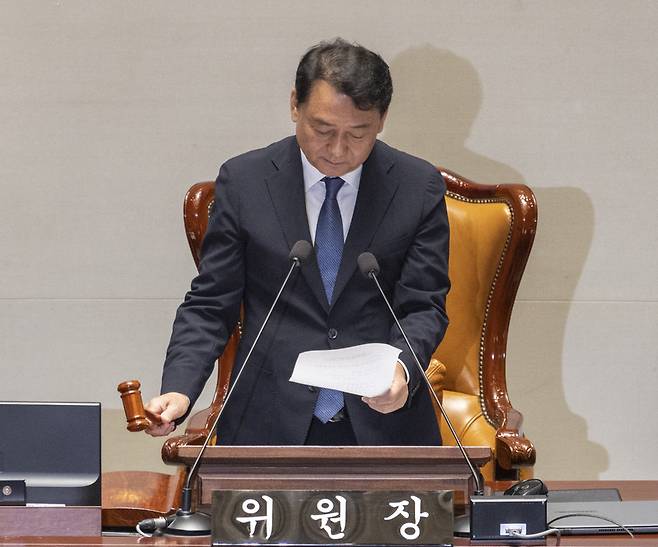 ▲ 22대 하반기 국회 첫 완전체 예결위 전체 회의에서 안건 상정하는 이광재 위원장. 연합뉴스
