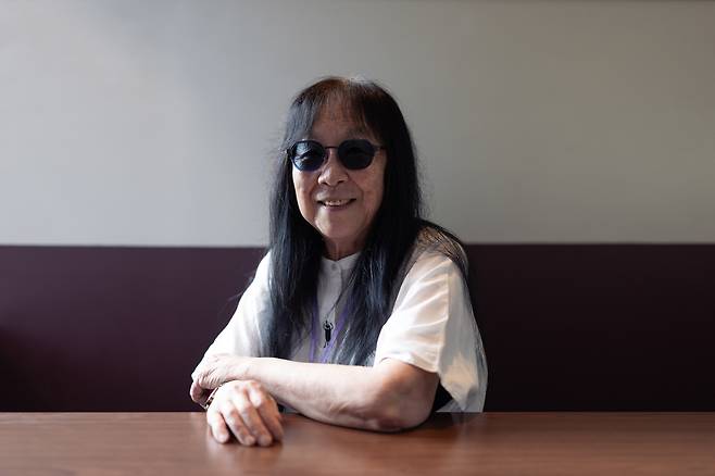 하마노 사치 감독이 23일 서울 마포구 한 공간에서 경향신문과 인터뷰 후 사진 촬영을 하고 있다. 서울국제여성영화제 제공