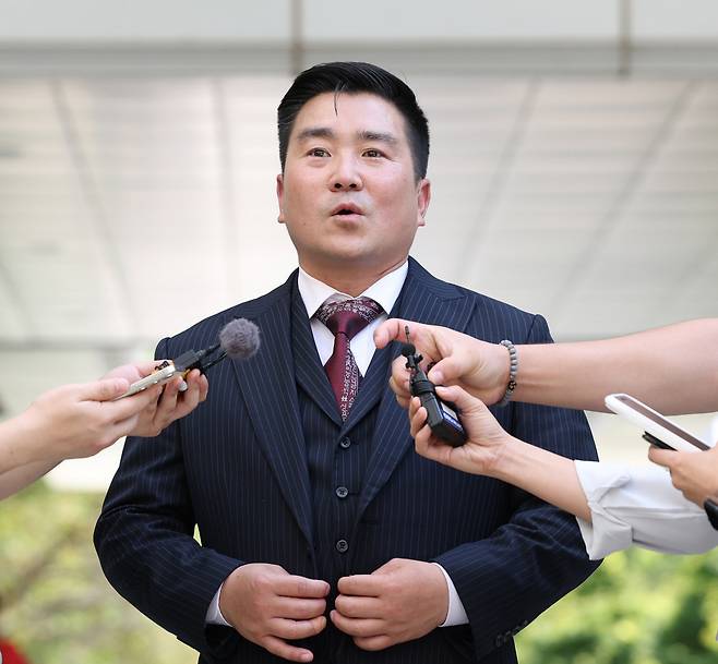 내란 중요임무종사 혐의로 기소된 김현태 전 육군 특수전사령부 707특수임무단장이 27일 서울 서초구 서울중앙지법에 출석하며 취재진 질문에 답하고 있다. 연합뉴스