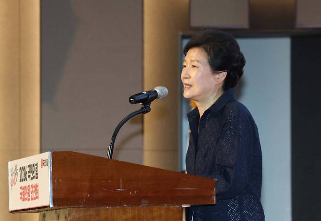 박근혜 전 대통령이 27일 경기도 고양시 장항동 소노캄 고양에서 열린 2026 국민의힘 국회의원 연찬회에 참석, 발언하고 있다. 연합뉴스
