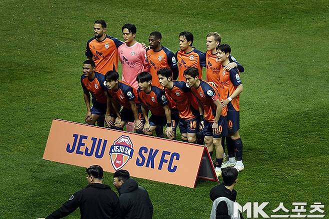 제주 SK 선수들이 경기에 앞서 기념 촬영에 임하고 있다. 사진=이근승 기자