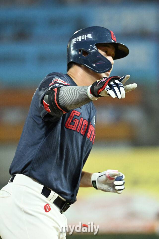 16일 인천 SSG랜더스필드에서 열린 '2026 신한 SOL KBO리그' 롯데 자이언츠와 SSG 랜더스 경기. 롯데 나승엽이 7회초 1사에 솔로포를 친 후 그라운드를 뛰고 있다./마이데일리