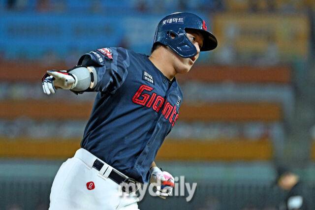 16일 인천 SSG랜더스필드에서 열린 '2026 신한 SOL KBO리그' 롯데 자이언츠와 SSG 랜더스 경기. 롯데 나승엽이 8회초 2사 2루에 투런포를 친 후 그라운드를 뛰고 있다./마이데일리