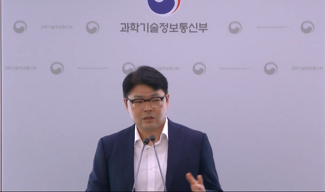 정원석 기초과학연구원 혈관 연구단 부연구단장(KAIST 생명과학과 부교수)이 연구성과에 대해 설명하고 있다.[과기정통부 제공]