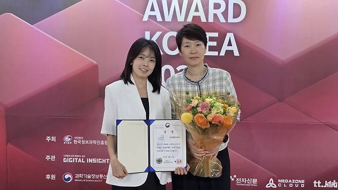권영임(오른쪽) 삼성생명 CSM전략팀 상무와 조현경 프로가 상장을 들고 기념 촬영을 하고 있다. [삼성생명 제공]