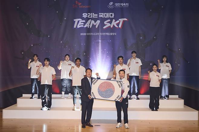 ‘팀 SKT’ 출정식에서 권영상(왼쪽부터) SKT Comm지원실장이 김택수 진천선수촌장(오른쪽) 및 팀 SKT 선수단과 기념사진을 촬영하고 있다. [SK텔레콤 제공]