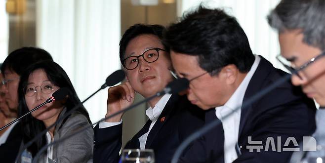 [서울=뉴시스] 박주성 기자 = 배경훈 부총리 겸 과학기술정보통신부 장관이 27일 오전 서울시 중구 을지로 프레지던트호텔에서 열린 제2차 과학기술·인공지능 미래전략회의에 참석해 신진우 KAIST 교수의 '최상위급 AI 모델 확보 방안 우리는 얼마나 절실한가?' 라는 발제를 경청하고 있다. 2026.08.27. park7691@newsis.com
