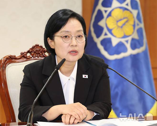 [서울=뉴시스] 조수정 기자 = 한성숙 국무총리가 27일 오후 서울 종로구 정부서울청사에서 데이터관계장관회의를 주재하고 있다. 2026.08.27. chocrystal@newsis.com