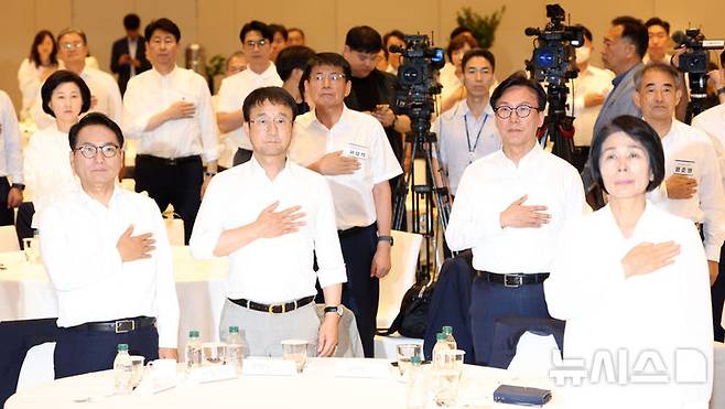 [인천=뉴시스] 고범준 기자 = 김민석 더불어민주당 대표, 한병도 원내대표 등 참석 의원들이 27일 인천 인스파이어 호텔에서 열린 2026년 더불어민주당 정기국회 대비 국회의원 워크숍에서 국민의례를 하고 있다. 2026.08.27. bjko@newsis.com