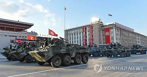 북한 외무성 청사 장갑차 뒤쪽 인공기가 휘날리는 건물(사진 오른쪽)이 외무성 청사. [연합뉴스 자료사진]