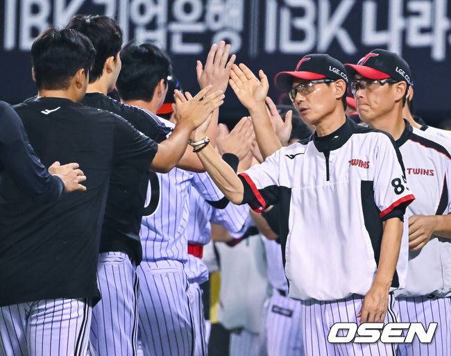 [OSEN=잠실, 박준형 기자] 프로야구&nbsp;LG 트윈스가 NC 다이노스를 꺾고 66일 만에 3연승을 달렸다.LG는 26일 서울 잠실구장에서 열린 2026 KBO리그&nbsp;NC와 경기에서 홈런 3방을 앞세워 8-0으로 승리했다.경기종료 후 LG 염경엽 감독이 임찬규와 하이파이브를 하고 있다.  2026.08.26 / soul1014@osen.co.kr