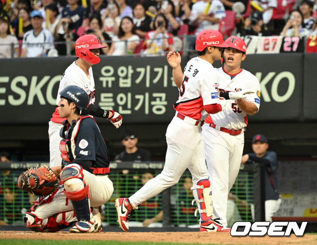 [OSEN=광주, 이대선 기자] 26일 광주-기아 챔피언스필드에서 2026 신한 SOL KBO리그 KIA 타이거즈와 롯데 자이언츠의 경기가 열렸다.이날 KIA는 황동하, 롯데는 로드리게스를 선발로 내세웠다.1회말 무사 1,2루에서 KIA 김도영이 우월 스리런 홈런을 치고 홈에서 환호하고 있다. 2026.08.26 /sunday@osen.co.kr
