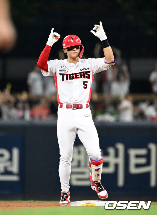 [OSEN=광주, 이대선 기자] 26일 광주-기아 챔피언스필드에서 2026 신한 SOL KBO리그 KIA 타이거즈와 롯데 자이언츠의 경기가 열렸다.이날 KIA는 황동하, 롯데는 로드리게스를 선발로 내세웠다.3회말 1사 1루에서 KIA 김도영이 좌중간 적시 2루타를 치고 환호하고 있다. 2026.08.26 /sunday@osen.co.kr