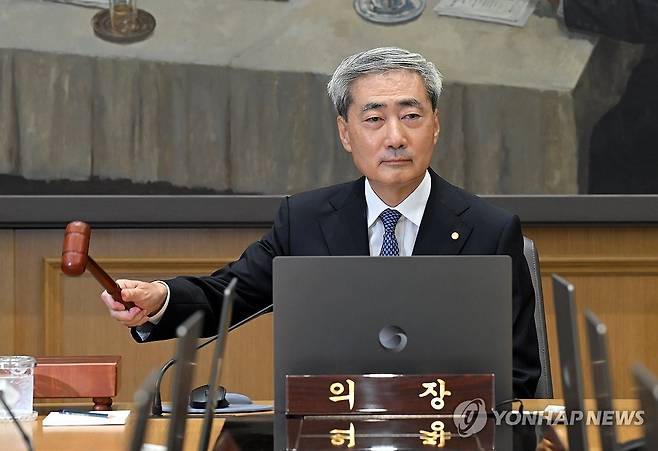 금통위, 의사봉 두드리는 신현송 한국은행 총재 (서울=연합뉴스) 신현송 한국은행 총재가 27일 서울 중구 한국은행에서 열린 금융통화위원회 본회의에 참석해 의사봉을 두드리고 있다. 2026.8.27 [사진공동취재단] photo@yna.co.kr